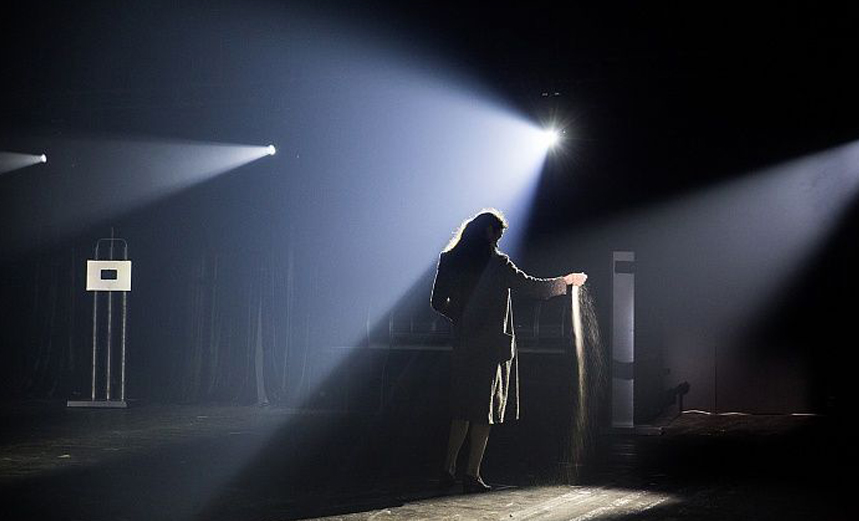 По ту сторону занавеса