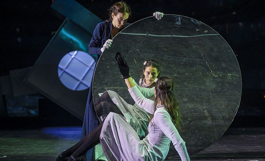 По ту сторону занавеса